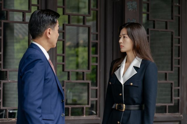 디즈니+ ‘북극성’ 속 전지현의 대사에 부정적 여론을 감지한 일부 브랜드들은 전지현이 모델로 나온 현지 광고 노출을 중단하는 등의 조치로 해당 논란을 확산시키는 인상이다. 사진제공 | 월트 디즈니 컴퍼니 코리아