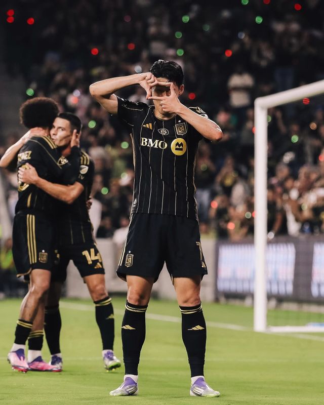 LAFC 손흥민이 22일(한국시간) 미국 캘리포니아주 BMO 스타디움에서 열린 레알 솔트레이크와 MLS 홈경기에서 전반 추가시간 득점한 뒤 고유의 ‘찰칵 세리머니’를 선보이고 있다. 사진출처｜LAFC 페이스북