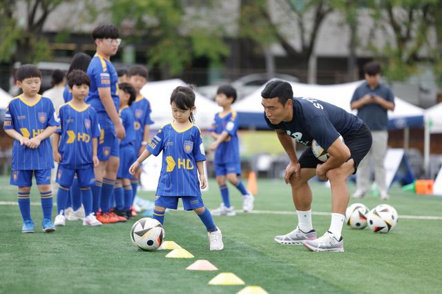 한국프로축구연맹(총재 권오갑)과 HD현대일렉트릭(대표 김영기)은 21일 울산 십리대밭축구장에서 ‘119 히어로즈 풋볼 데이’를 개최했다. 어린이들에게 일일 축구 레슨을 하는 조원희(오른쪽). 사진제공｜한국프로축구연맹