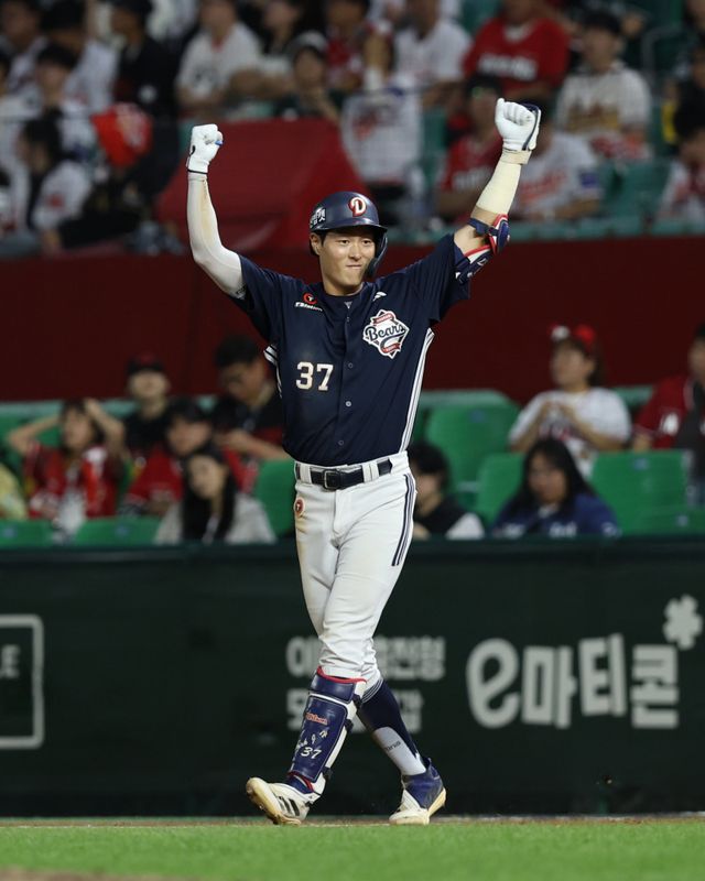 두산 박지훈이 22일 인천 SSG전에서 5타수 2안타 3타점의 활약을 펼치며 팀의 9-2 승리를 이끌었다. 박지훈이 6회초 2타점 중전적시타를 쳐낸 뒤 환호하고 있다. 사진제공｜두산 베어스