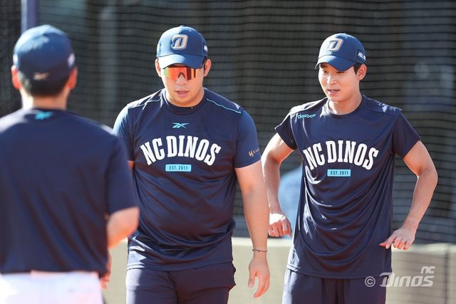 NC 홍종표(오른쪽 첫 번째)는 이달 4일 타격폼 교정을 위해 2군에 다녀왔고, 20일 1군에 합류했다. 내야진에 부상자가 나오는 상황에서 라인업에 활력을 불어넣어야 한다. 사진제공｜NC 다이노스