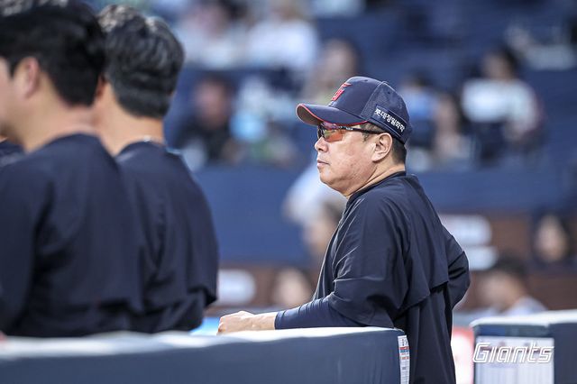 롯데가 정규시즌 막판 이동 변수와 맞닥뜨렸다. 김태형 롯데 감독이 19일 창원NC파크에서 열린 NC전 도중 그라운드를 바랄보고 있다. 사진제공｜롯데 자이언츠