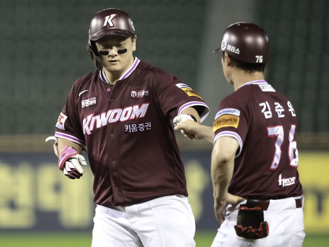 키움 최주환(왼쪽)은 22일 오른쪽 내복사근 미세손상으로 1군 엔트리에서 빠졌다. 그는 올해 중심타자로서 제 몫을 해냈다.｜뉴시스