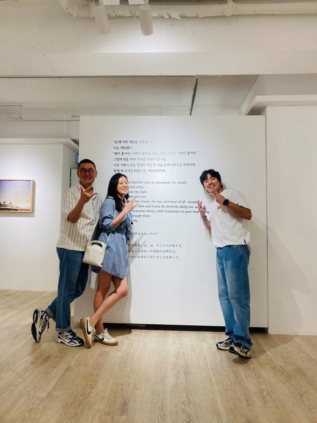 헤이든 원(오른쪽)과 전시장을 찾은 문소리, 장준환 부부.