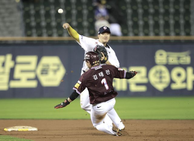 키움 김태진(1번)은 22일 허리 통증으로 1군 엔트리에서 빠졌다. 내야 다양한 포지션을 소화하며 라인업에 활력을 불어넣었다.｜뉴시스
