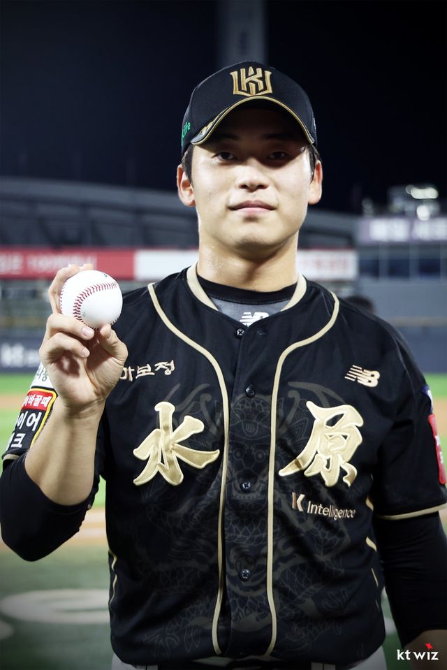 KT 마무리 박영현이 20일 수원KT위즈파크에서 열린 한화전에 구원등판해 구단 역대 단일시즌 최다 34세이브 신기록을 세운 뒤 기념구를 들고 웃고 있다. 사진제공｜KT 위즈