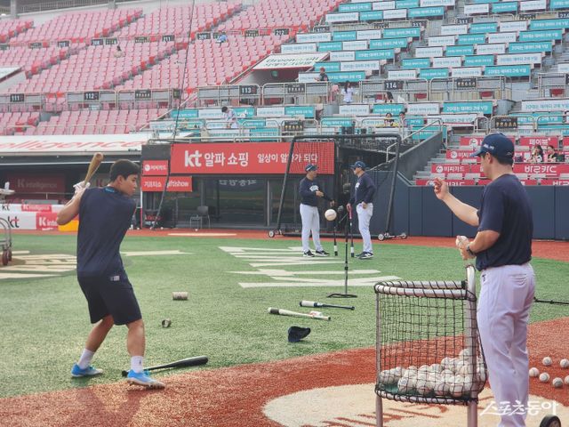 NC 홍종표(왼쪽)는 이달 4일 타격폼 교정을 위해 2군에 다녀왔고, 20일 1군에 합류했다. 내야진에 부상자가 나오는 상황에서 라인업에 활력을 불어넣어야 한다. 스포츠동아DB