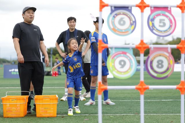 한국프로축구연맹(총재 권오갑)과 HD현대일렉트릭(대표 김영기)은 21일 울산 십리대밭축구장에서 ‘119 히어로즈 풋볼 데이’를 개최했다. 사진제공｜한국프로축구연맹