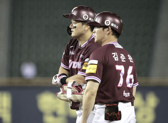 키움 최주환(왼쪽)은 22일 오른쪽 내복사근 미세손상으로 1군 엔트리에서 빠졌다. 그는 올해 중심타자로서 제 몫을 해냈다.｜뉴시스