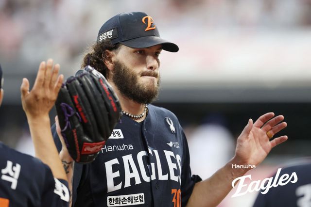 한화 코디 폰세는 20일 수원 KT전에서 5이닝 4실점을 기록하며 시즌 첫 패를 떠안았다. 17연승으로 무패 행진을 벌이던 폰세에게 처음으로 제동이 걸린 경기였다. 폰세에게 일격을 날린 타자는 신인왕 수상이 유력한 안현민. 안현민은 올해 폰세를 상대로 0.333의 상대 타율을 기록하고 있다. 사진제공｜한화 이글스