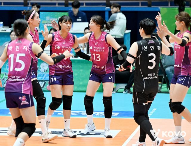 흥국생명 선수들이 23일 여수진남체육관에서 열린 페퍼저축은행과 KOVO컵 여자부 조별리그 B조 경기에서 득점 성공 후 기뻐하고 있다. 사진제공｜KOVO