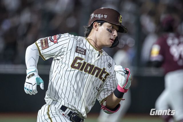 롯데 자이언츠 윤동희(오른쪽). 사진제공｜롯데 자이언츠