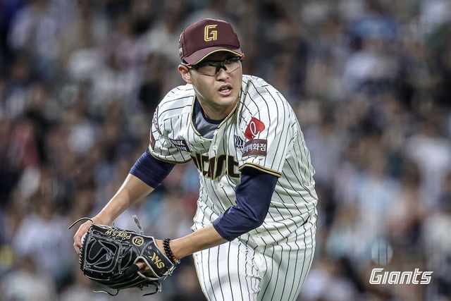 롯데 박세웅이 23일 울산 문수구장에서 열린 NC와 홈경기에 선발등판해 타구를 처리하고 있다. 사진제공｜롯데 자이언츠