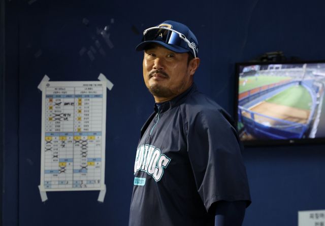 이호준 NC 감독이 23일 울산 롯데전에 앞서 “우리 홈구장인 듯 기분 좋게 들어왔다”고 말했다. NC는 3월 창원NC파크에서 발생한 구조물 추락사고로 인해 안방에서 경기를 치르지 못하던 시기에 울산광역시의 협조 덕분에 문수야구장을 임시 홈구장으로 사용할 수 있었다. 이 감독은 “도움을 많이 받았다”고 다시금 고마움을 전했다. 뉴시스