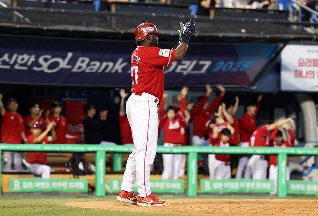 SSG 에레디아는 9월 맹타에도 만족하지 않는다. 타석에서 여전한 승부욕을 보이며 주포로서 제 몫을 해내고 있다.｜뉴시스