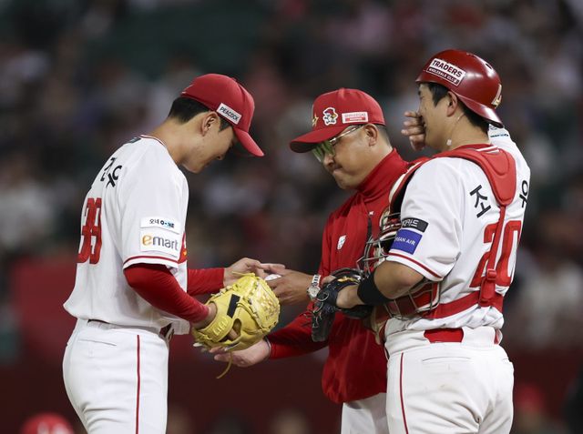 SSG 김건우(왼쪽 첫 번째)는 23일 인천 KIA와 홈경기에서 선발등판해 5.1이닝 동안 삼진 12개를 잡으며 무실점을 기록했다. 그는 인생투를 펼치며 지옥의 8연전 중인 팀에 큰 보탬이 됐다. 인천｜뉴시스