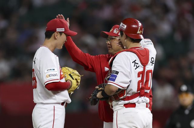 SSG 김건우(왼쪽 첫 번째)는 23일 인천 KIA와 홈경기에서 선발등판해 5.1이닝 동안 삼진 12개를 잡으며 무실점을 기록했다. 그는 인생투를 펼치며 지옥의 8연전 중인 팀에 큰 보탬이 됐다. 인천｜뉴시스