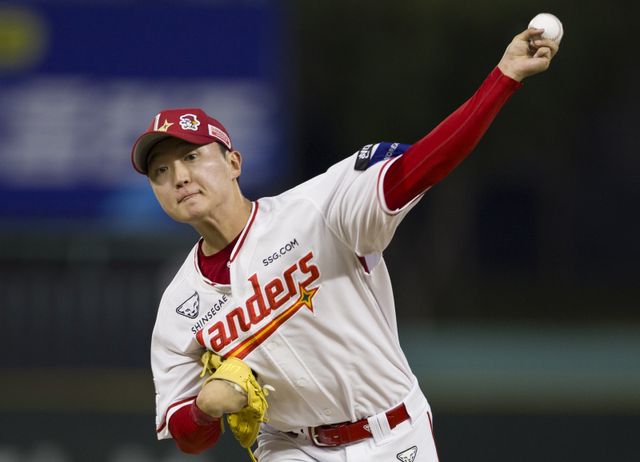 SSG 김건우는 23일 인천 KIA와 홈경기에서 선발등판해 5.1이닝 동안 삼진 12개를 잡으며 무실점을 기록했다. 그는 인생투를 펼치며 지옥의 8연전 중인 팀에 큰 보탬이 됐다. 인천｜뉴시스