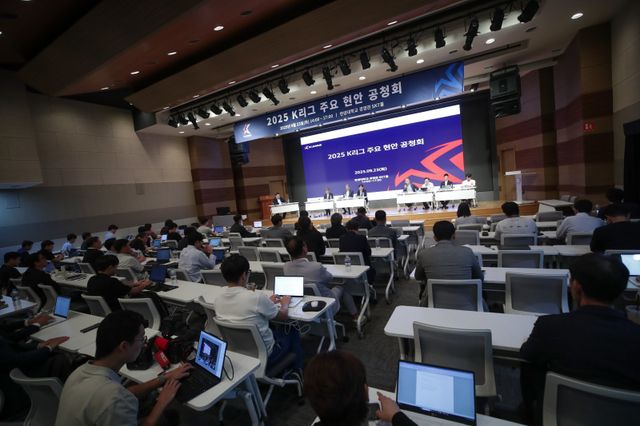한국프로축구연맹은 23일 서울 성동구 한양대 경영관에서 ‘2025 K리그 주요 현안 공청회’를&nbsp;열었다.&nbsp;패널로 참석한 구창용 제주 SK 대표이사, 최순호 수원FC 단장, 유성한 FC서울 단장, 위원석 대한축구협회 소통위원장, 홍재민 기자, 김재성 K리그 TSG 위원, 김보경 FC안양 선수는 K리그의 최근 화두인 외국인 선수 쿼터 확대와 K리그1 팀 수 증가에 대해 트렌드를 따라가자고 의견을 모았다. 그러나 제도 변화의 효과가 적을 것이라는 의문도 제기했다. 사진제공│한국프로축구연맹