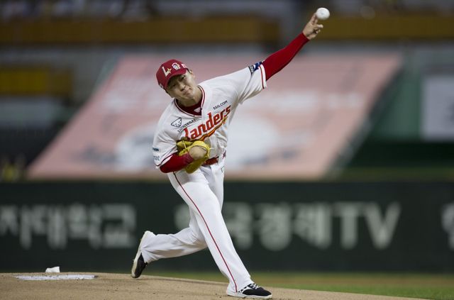 SSG 김건우는 23일 인천 KIA와 홈경기에서 선발등판해 5.1이닝 동안 삼진 12개를 잡으며 무실점을 기록했다. 그는 인생투를 펼치며 지옥의 8연전 중인 팀에 큰 보탬이 됐다. 인천｜뉴시스