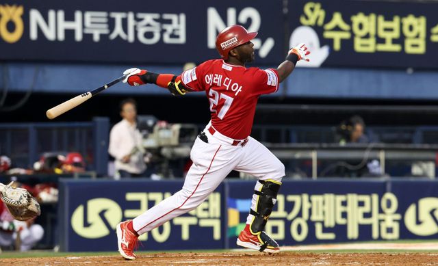 SSG 에레디아는 9월 맹타에도 만족하지 않는다. 타석에서 여전한 승부욕을 보이며 주포로서 제 몫을 해내고 있다.｜뉴시스