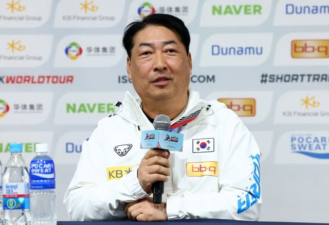 쇼트트랙대표팀 윤재명 감독은 빙상연맹으로부터 1개월 자격정지 처분을 받았으나, 재심 청구를 통해 인용 결정을 이끌어내고 다시 사령탑에 복귀했다. 뉴시스