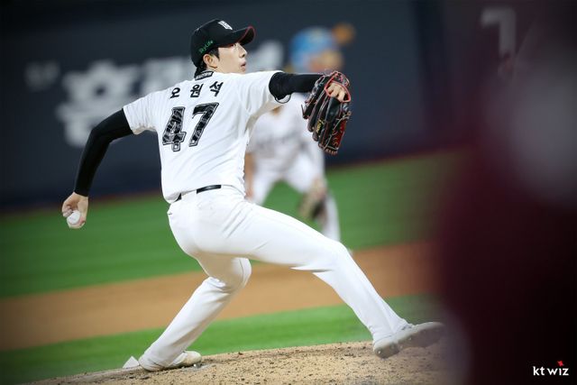 KT 오원석이 23일 수원KT위즈파크에서 열린 키움전에 선발등판해 역투하고 있다. 오원석은 6.1이닝 6안타 무4사구 7탈삼진 무실점 역투로 81일 만에 승리투수가 됐다. KT는 오원석의 활약에 힘입어 3연승을 달렸다. 사진제공｜KT 위즈