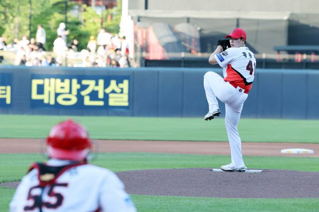 KIA 황동하(오른쪽)는 23일 인천 SSG와 원정경기를 앞두고 1군에 합류했다. 그는 5월 불의의 교통사고를 당한 이후 갖은 노력 끝에 아름다운 마무리를 할 기회를 잡았다. 사진제공｜KIA 타이거즈