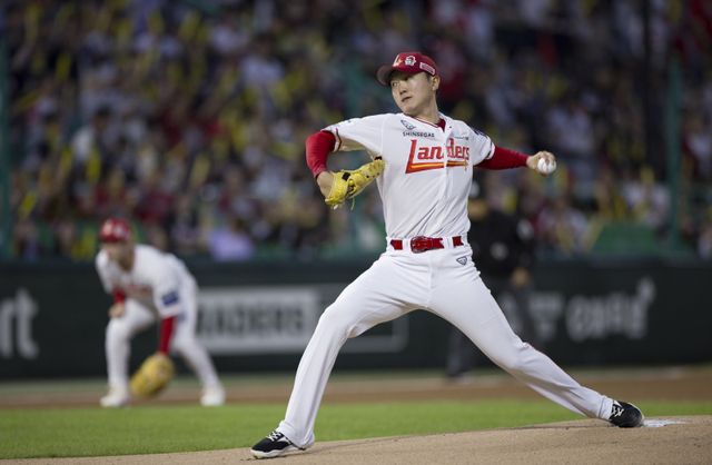 SSG 김건우는 23일 인천 KIA와 홈경기에서 선발등판해 5.1이닝 동안 삼진 12개를 잡으며 무실점을 기록했다. 그는 인생투를 펼치며 지옥의 8연전 중인 팀에 큰 보탬이 됐다. 인천｜뉴시스