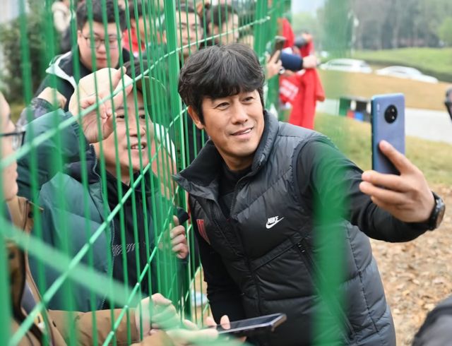서정원 청두 룽청 감독이 클럽하우스까지 찾아와 선수들을 응원하는 현지 팬과 사진을 찍고 있다. 사진출처｜청두 룽청 인스타그램