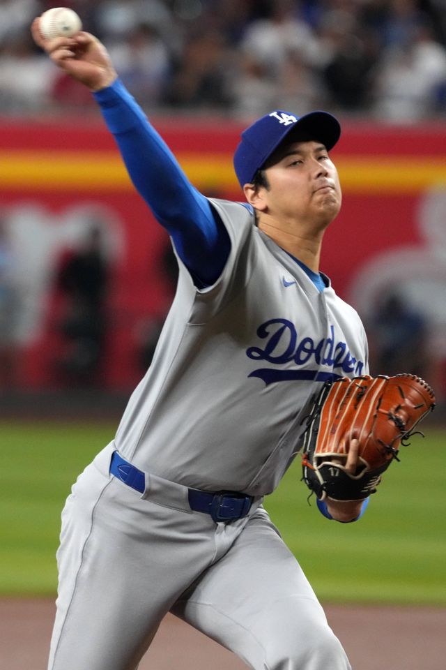 LA 다저스 오타니 쇼헤이가 24일(한국시간) 체이스필드에서 열린 애리조나 다이아몬드백스전에서 부상 복귀 후&nbsp;최다 6이닝을 소화하며 무실점 호투를 펼쳤다. 그러나 다저스는 계투진의 방화로 4-5로 역전패했다. 역투하는 오타니. 피닉스(미 애리조나주)｜AP뉴시스