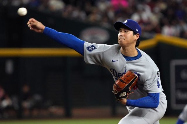 LA 다저스 오타니 쇼헤이가 24일(한국시간) 체이스필드에서 열린 애리조나 다이아몬드백스전에서 부상 복귀 후 최다 6이닝을 소화하며 무실점 호투를 펼쳤다. 그러나 다저스는 계투진의 방화로 4-5로 역전패했다. 역투하는 오타니. 피닉스(미 애리조나주)｜AP뉴시스