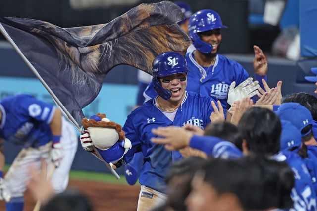 삼성 김영웅(가운데)이 24일 대구 롯데전에서 4회초 2점홈런을 쳐낸 뒤 깃발을 들고 환호하고 있다. 사진제공｜삼성 라이온즈