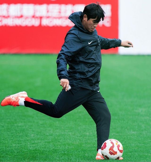 서정원 청두 룽청 감독의 지도 철학은 ‘솔선수범’이다. 매 순간마다 선수들을 먼저 생각하고 다가서자 좋은 성적이 나오고 있다. 사진출처｜청두 룽청 인스타그램