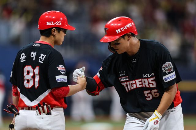 KIA 오선우(오른쪽)는 24일 고척 키움과 원정경기에서 5번타자 1루수로 선발출전해 홈런을 포함해 멀티히트 경기를 펼쳤다. 그는 최근 성장통을 이겨내며 궤도에 오르려고 한다. 사진제공｜KIA 타이거즈