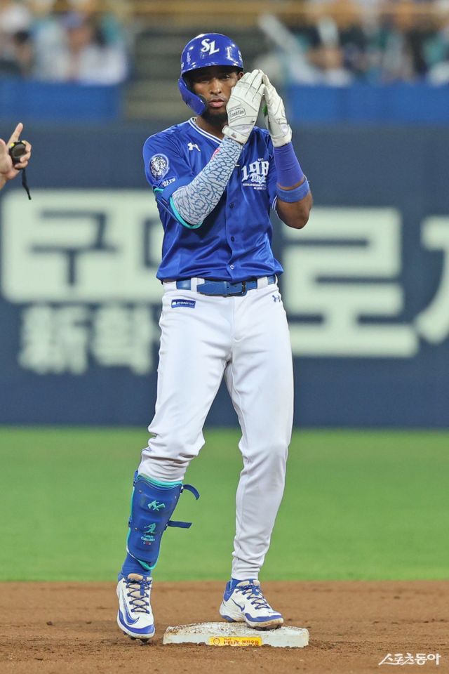 삼성 디아즈가 24일 대구 롯데전에서 4회초 2타점 2루타를 쳐내며 KBO리그 단일시즌 최다 타점 타이기록(146타점)을 수립한 뒤 기뻐하고 있다. 사진제공｜삼성 라이온즈