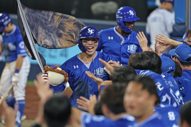 삼성 김영웅이 24일 대구 롯데전에서 4회초 2점홈런을 쳐낸 뒤 깃발을 들고 환호하고 있다. 사진제공｜삼성 라이온즈