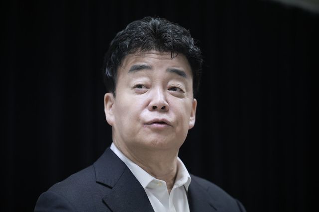 백종원이 투자한 지니스램프 제품의 원산지 표기 오류로 또다시 논란에 휘말렸다. 이번 논란은 그의 기업 경영 능력과 신뢰성에 대한 의문을 재점화하며, 향후 대응에 관심이 집중된다. 사진제공|뉴시스