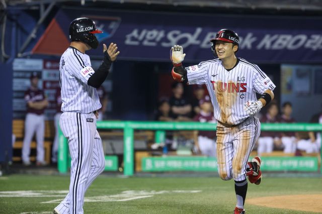 LG 박해민(오른쪽)이 2016년 이후 9년 만에 다시 개인 50도루 기록을 노린다. 박해민이 올해 50도루 고지를 밟으면, 2004년 전준호(현대) 이후 역대 두 번째로 35세를 넘긴 나이에 50도루를 기록하게 된다. 이미 전준호의 당시 나이도 넘어 자연스럽게 최고령 50도루 기록까지 만들 수 있다. 사진제공｜LG 트윈스