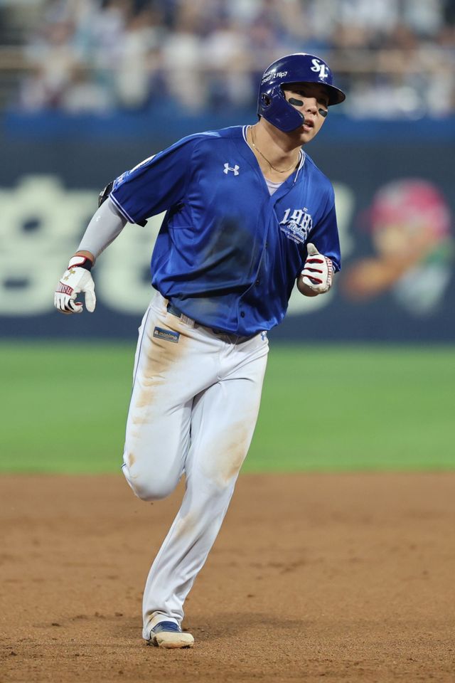 삼성 김영웅이 24일 대구 롯데전에서 4회초 2점홈런을 쳐낸 뒤 베이스를 돌고 있다. 사진제공｜삼성 라이온즈