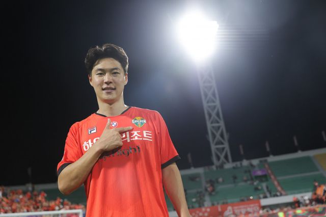 강원의 올해 이적생 중 가장 활약이 두드러지는 선수는 구본철과 김건희(사진)다. 부침을 겪고 있던 둘은 올해 정경호 감독의 전화를 받고 이적을 결심했다. 힘들 때 먼저 찾아준 은사를 위해 힘을 보태겠다는 의지다. 사진제공│한국프로축구연맹
