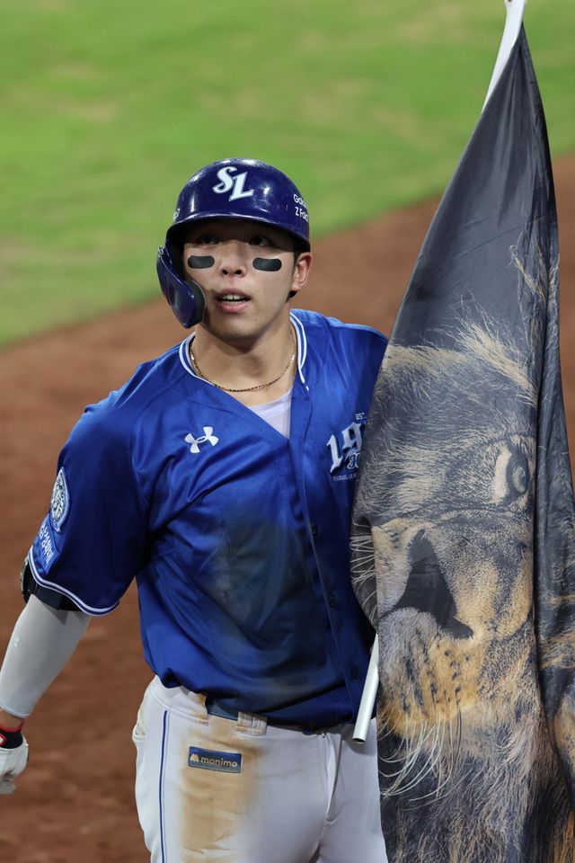 삼성 김영웅이 24일 대구 롯데전에서 4회초 2점홈런을 쳐낸 뒤 깃발을 들고 환호하고 있다. 사진제공｜삼성 라이온즈