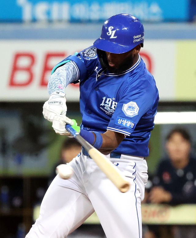 삼성 디아즈가 24일 대구 롯데전 4회말 3번째 타석에서 2타점 2루타를 쳐내며 2015년 히어로즈 박병호(현 삼성)가 세운 단일시즌 최다 146타점과 타이를 이뤘다. 뉴시스