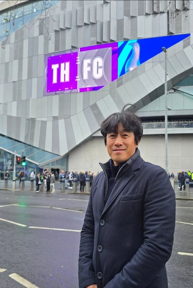 중국 슈퍼리그 첫 정상을 노크하는 청두 룽청의 서정원 감독은 겨울 비시즌 때마다 유럽으로 향해 수시로 바뀌는 현대 축구의 트렌드를 살피고 있다. 토트넘 홋스퍼 스타디움 앞에서 포즈를 취한 서 감독. 사진출처｜서정원 감독 인스타그램