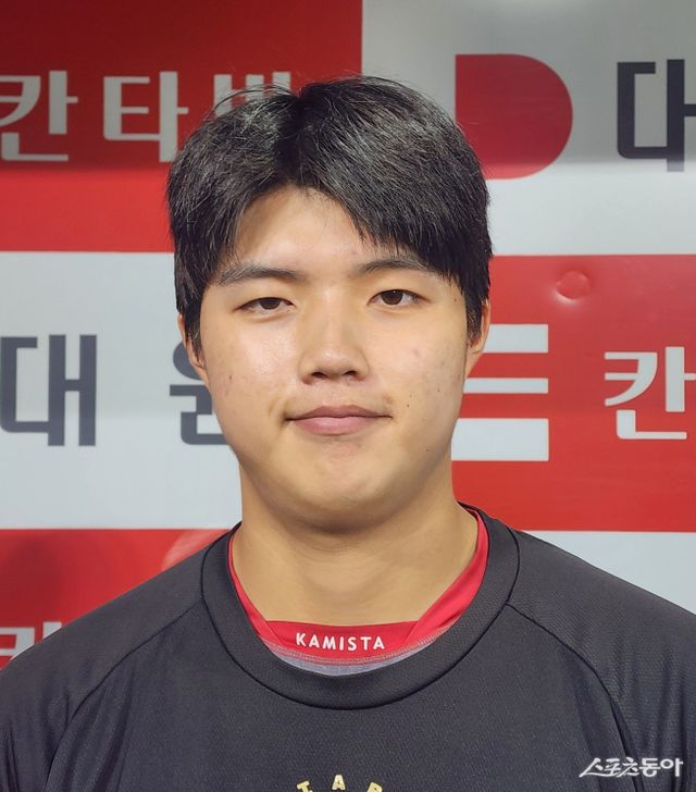 KIA 김태형은 시즌 막바지 선발투수로서 가능성을 선보이고 있다. 그는 피하지 않고 상대와 붙으며 실패도 맛보지만, 그 속에서 또다른 배움을 얻으며 성장하고 있다. 고척｜박정현 기자