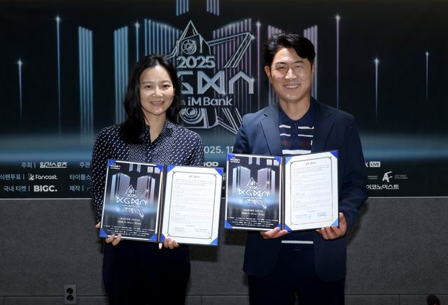 KT ENA가 일간스포츠가 주최하는 케이팝 시상식 KGMA의 주관 방송을 맡는다. 업무협약식에는 곽혜은 이데일리M 대표이사(왼쪽)와 김호상 KT ENA 대표이사가 참석했다. 사진제공|KGMA 조직위원회