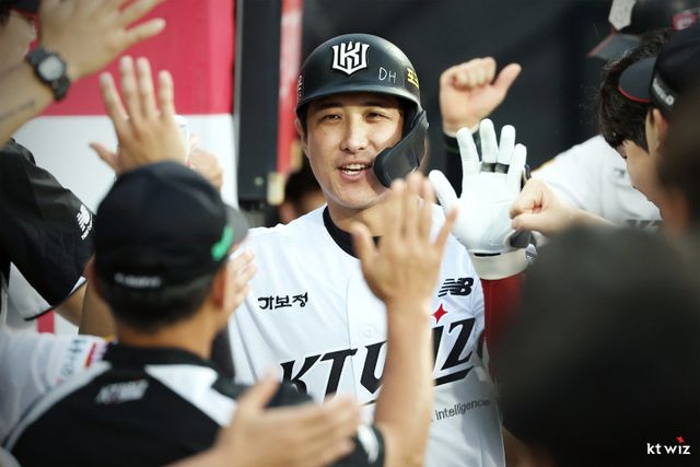 KT 황재균이 23일 수원KT위즈파크에서 열린 키움전에서 14연속시즌 세 자릿수 안타를 달성했다. 역대 우타자 중에는 이대호에 이어 황재균이 2번째다. 사진제공｜KT 위즈