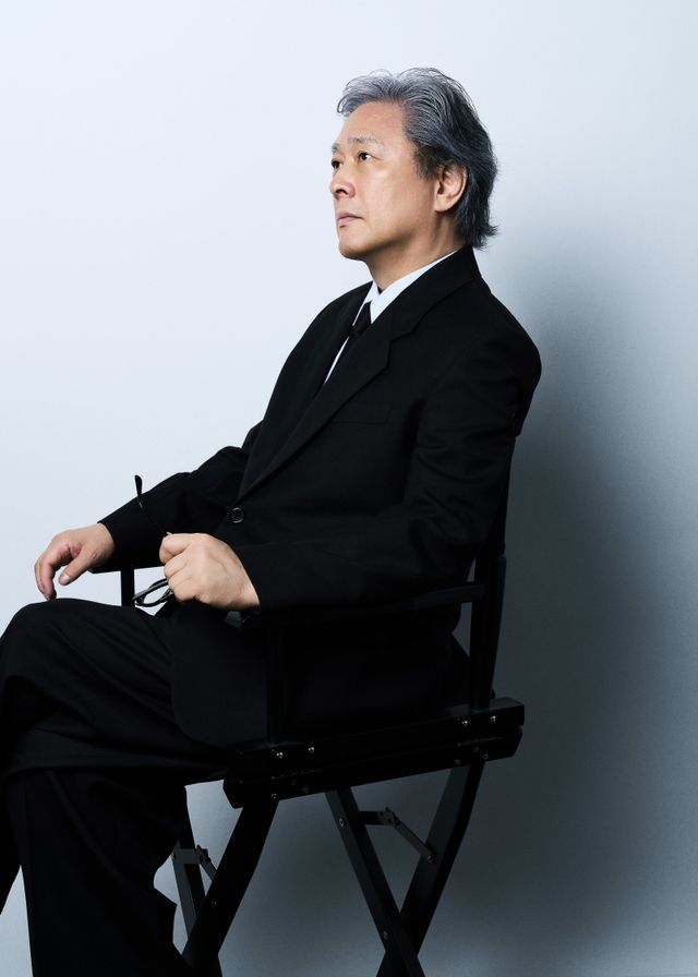 24일 극장 개봉한 ‘어쩔수가없다’의 박찬욱 감독은 “우리 영화가 한국 영화관에 손님들이 오는데 기여를 했으면 좋겠고, 부디 보신 분들이 만족스럽게 집으로 돌아가셨으면 좋겠다“란 바람을 전했다.사진제공 | CJ ENM