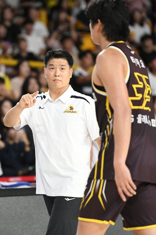 조상현 LG 감독(왼쪽)은 2024~2025시즌 챔피언결정전 우승의 기쁨은 모두 잊고 2025~2026시즌을 준비하고 있다. 다가올 시즌 준비에 여념이 없는 그는 포워드 양홍석, 가드 윤원상이 전역하기 전까지 1라운드에서 5할 이상을 기록하는 게 중요하다고 강조했다. 21일 창원 KCC와 시범경기에서 칼 타마요에게 작전을 지시하는 조 감독. 사진제공｜KBL