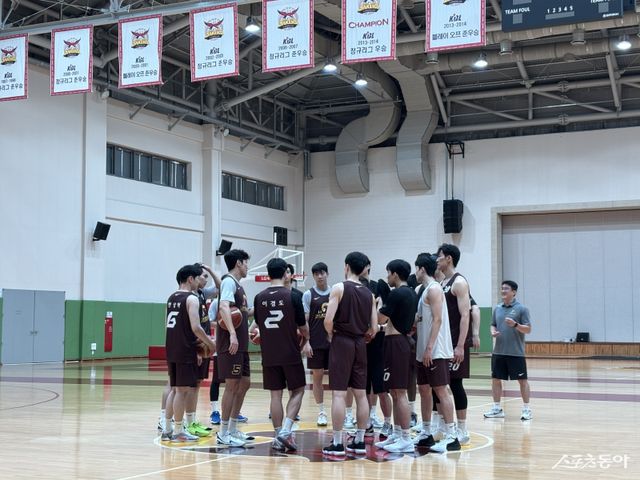 LG 선수단이 8월 이천 LG챔피언스파크에서 전술 훈련에 앞서 파이팅을 외치고 있다. 스포츠동아 DB